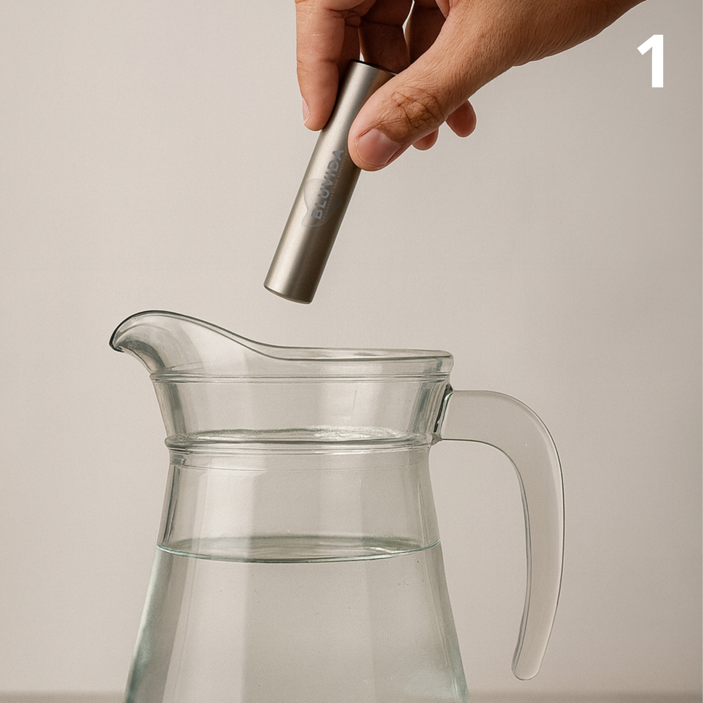 passo-1-colocando-bastao-ionizador-na-jarra-de-agua