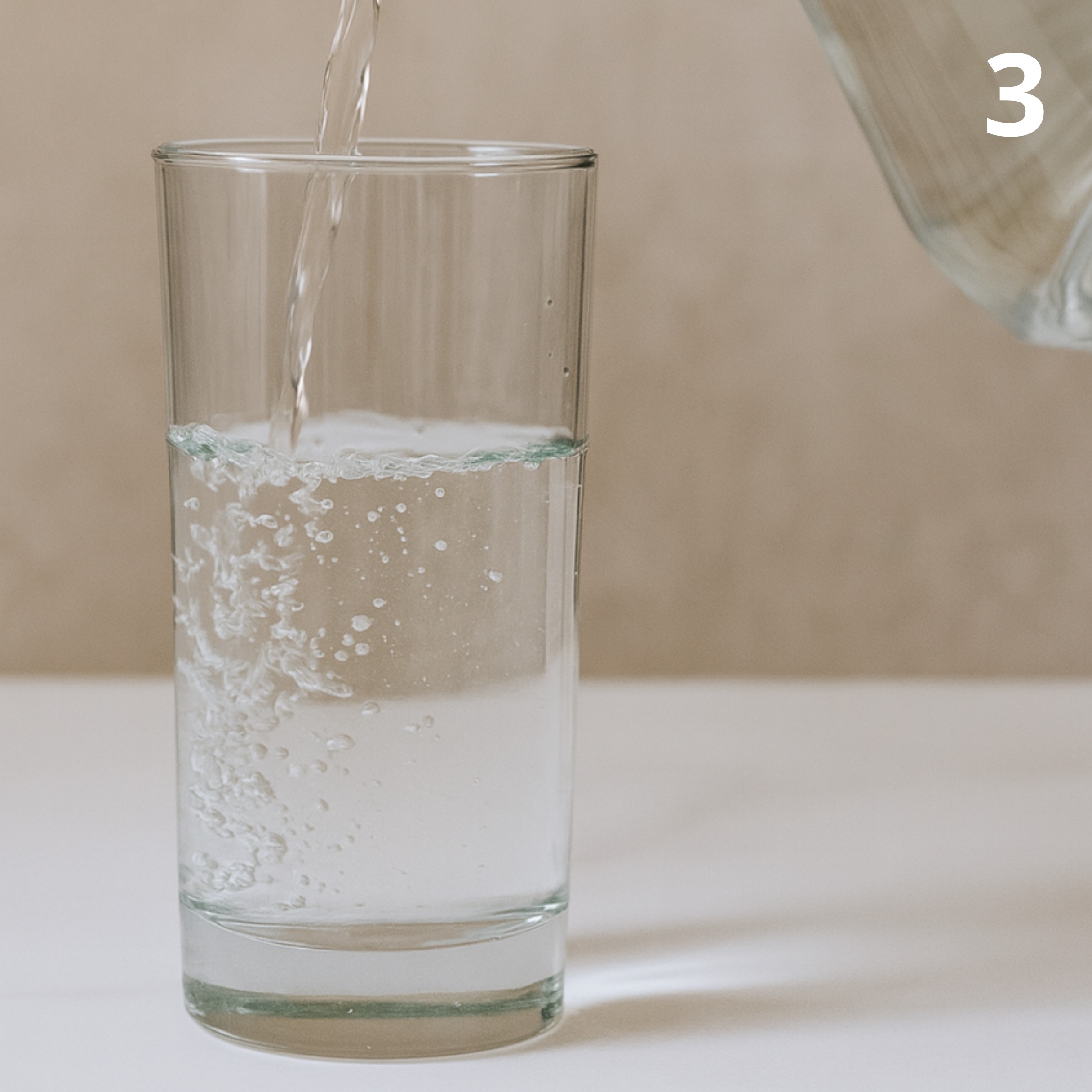 passo-3-servindo-agua-da-jarra-no-copo-bastao-ionizador